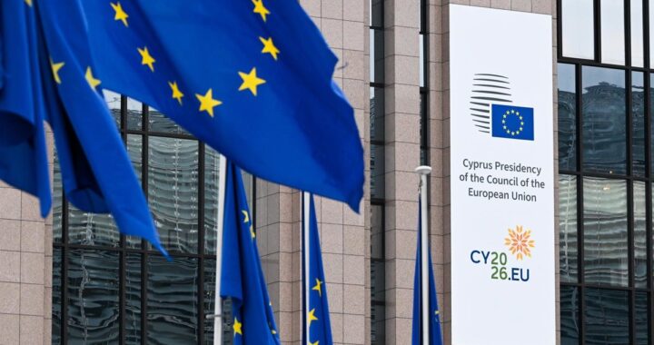 Firma simbólica del acuerdo UE-EEUU con banderas de ambos bloques y gráficos de productos liberados como whisky y queso