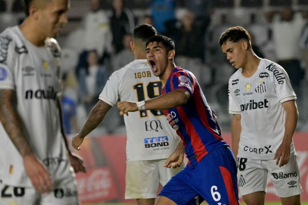 Celebración de San Lorenzo tras el 2-2 ante Santos en Vila Belmiro con Auzmendi y Tripichio abrazados