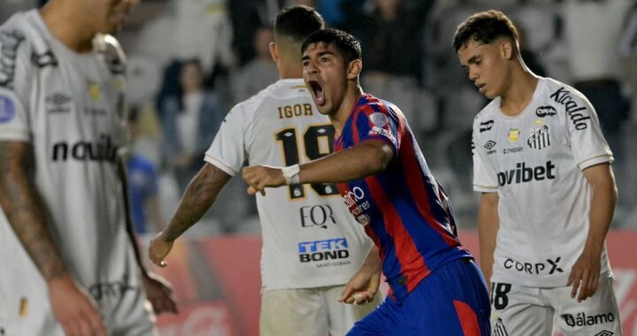 Celebración de San Lorenzo tras el 2-2 ante Santos en Vila Belmiro con Auzmendi y Tripichio abrazados