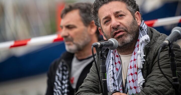 Saif Abukeshek con puño en alto al llegar a Atenas tras su liberación por Israel, simbolizando la lucha por Palestina libre