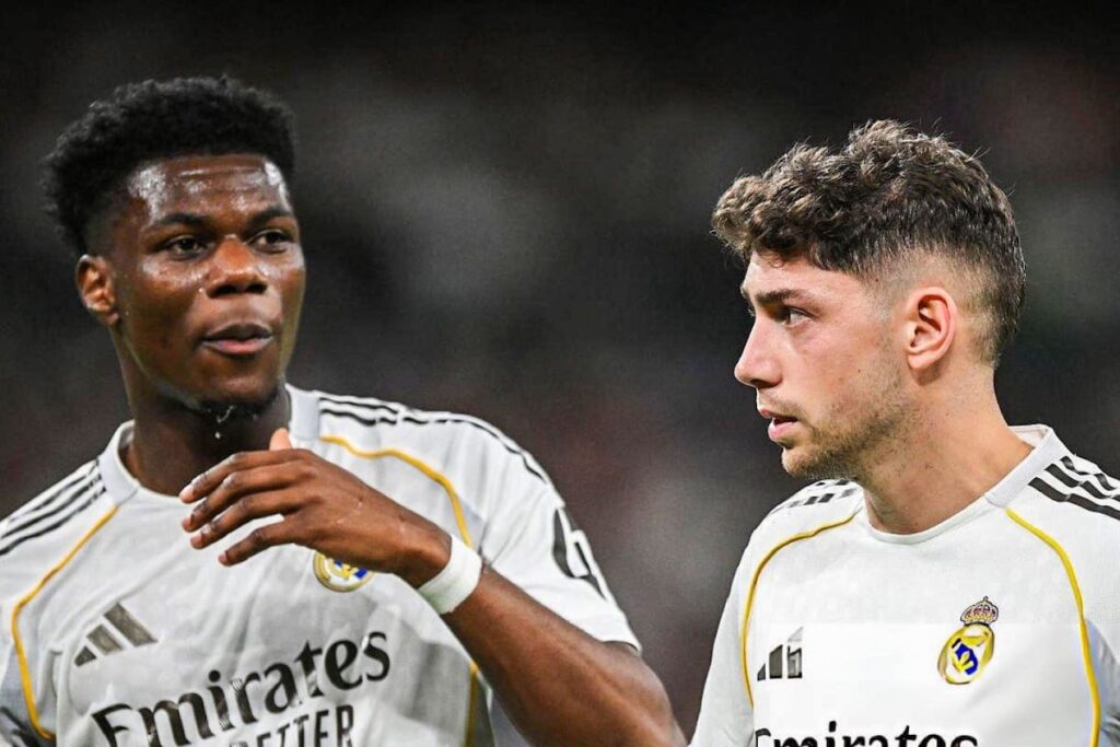 Federico Valverde con vendaje en la cabeza tras pelea en entrenamiento del Real Madrid, rodeado de compañeros consternados