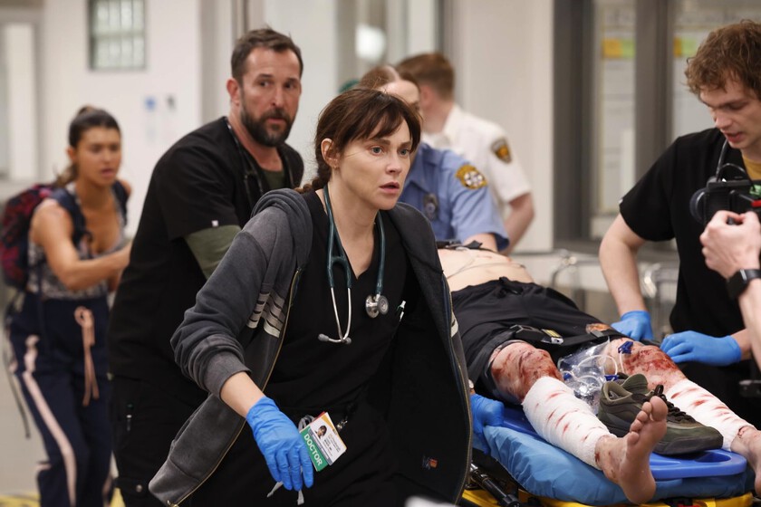 Equipo médico en acción durante un turno de 15 horas en 'The Pitt', serie que rompe récords sin efectos especiales