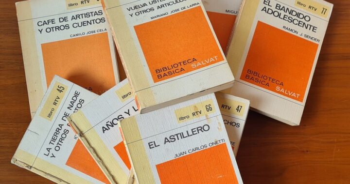 Ejemplares originales de la colección de libros a 25 pesetas con portadas en rústica y lomos desgastados por el uso