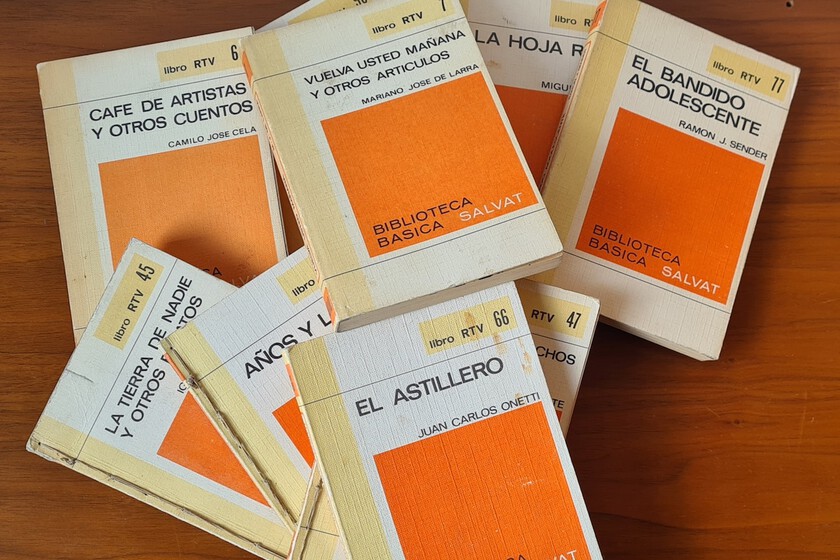 Ejemplares originales de la colección de libros a 25 pesetas con portadas en rústica y lomos desgastados por el uso