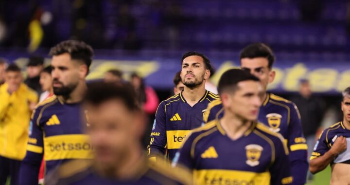 Jugadores de Boca abatidos tras derrota 3-2 en la Bombonera, con Huracán celebrando en el fondo