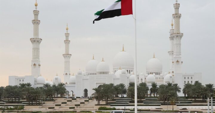 Rastro de humo de misil Patriot interceptando proyectiles iraníes en cielo de Emiratos con sistemas THAAD activados