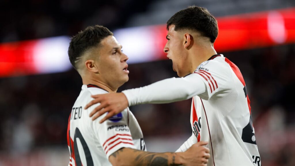 Agustín Pereyra celebra su gol en el minuto 89 que clasificó a River en la Sudamericana con emoción en el estadio brasileño