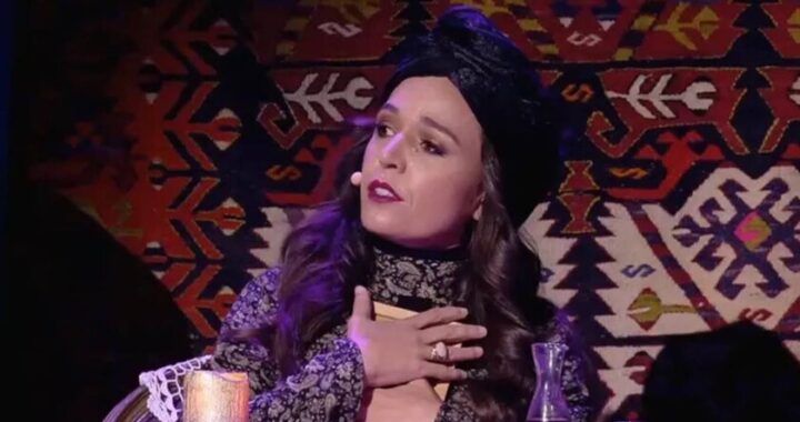 Soprano en escenario oscuro proyectando voces operísticas desde el vacío con técnica de ventriloquia sin muñecos