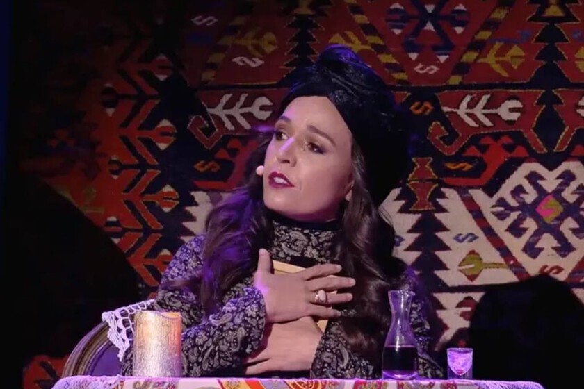 Soprano en escenario oscuro proyectando voces operísticas desde el vacío con técnica de ventriloquia sin muñecos