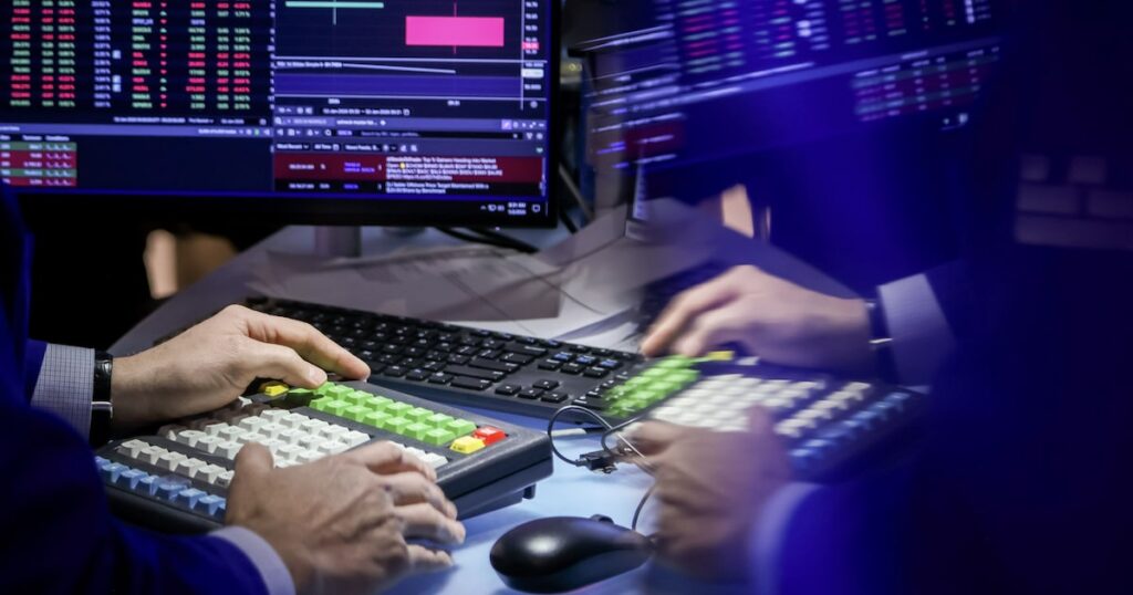 Gráfico de pérdidas del 33% en trading de IA con logos de Claude, Gemini y ChatGPT sobre fondo de Wall Street