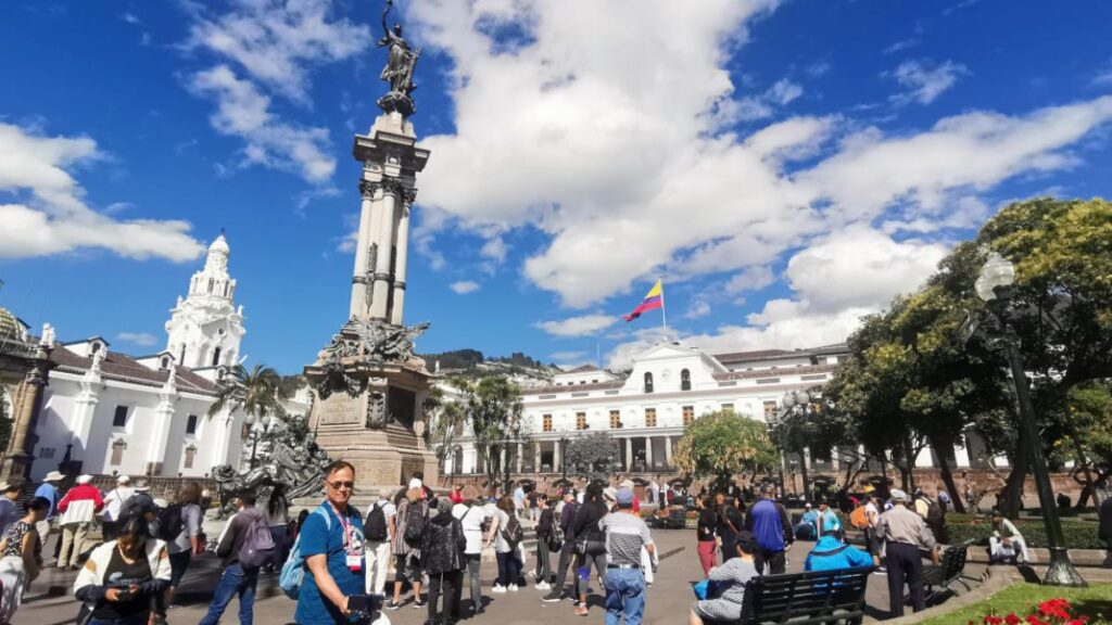 Mapa de 5 rutas turísticas en Quito para el 1 de mayo 2026 con lagunas andinas y cervecerías artesanales