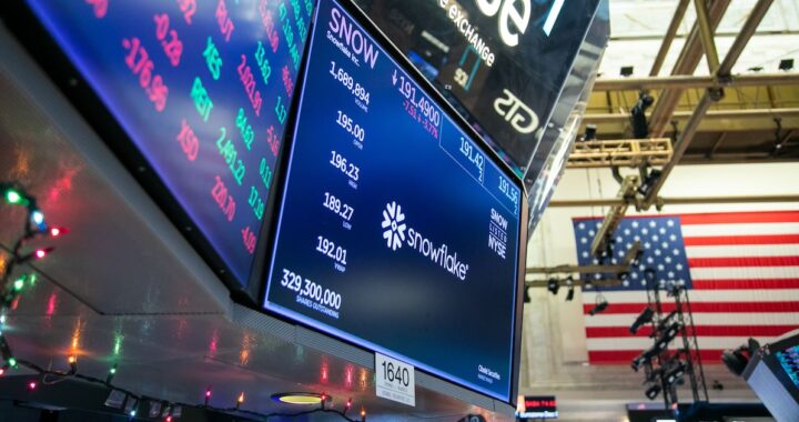 Pantalla de bolsa mostrando el salto del 36,7% en acciones de Snowflake tras resultados históricos por IA