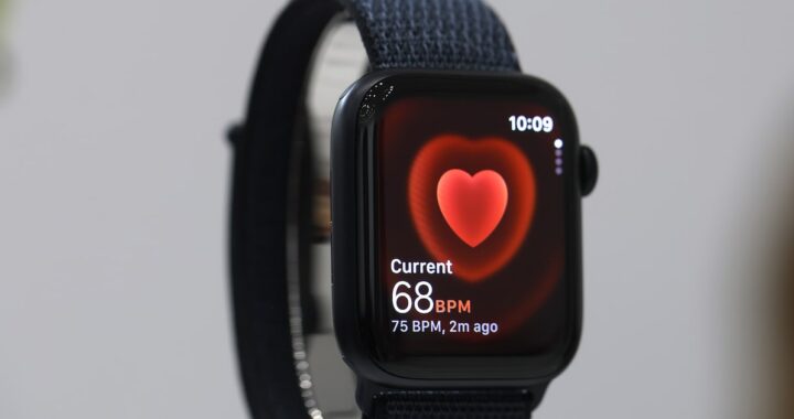 Anillo Oura de titanio mostrando gráficos de frecuencia cardíaca y temperatura alterados en pantalla