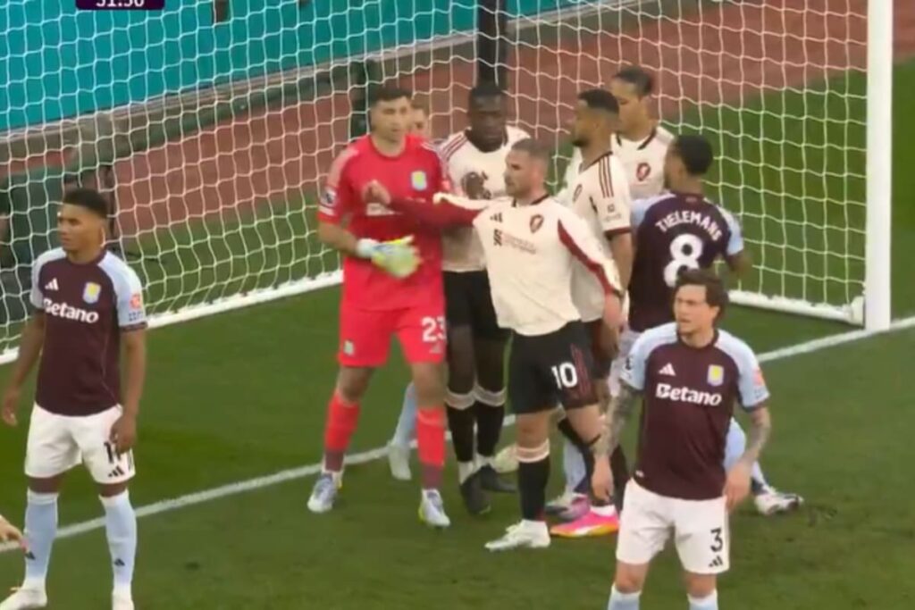 Emiliano 'Dibu' Martínez celebra con su hijo tras el histórico 4-2 a Liverpool que clasificó a Aston Villa a la Champions