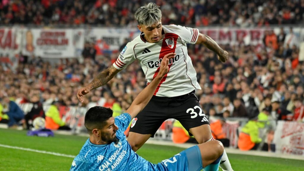 Ramsés Bustos celebra su gol histórico ante River en el silencio del Monumental, con Armani en el suelo