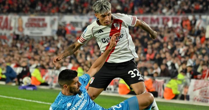 Ramsés Bustos celebra su gol histórico ante River en el silencio del Monumental, con Armani en el suelo
