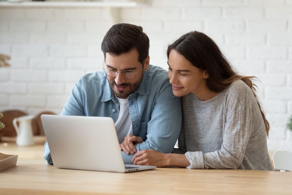 Pantalla con gráficos de precios del Hot Sale 2026 mostrando ofertas reales vs falsas según datos históricos