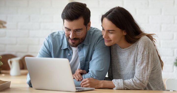 Pantalla con gráficos de precios del Hot Sale 2026 mostrando ofertas reales vs falsas según datos históricos