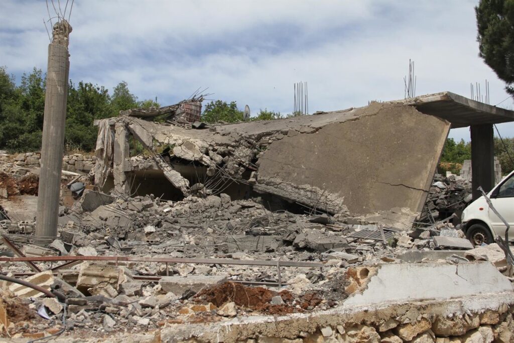 Tanques israelíes avanzando hacia el río Litani con humo de bombardeos al fondo y soldados en formación táctica