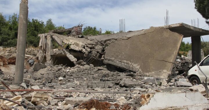 Tanques israelíes avanzando hacia el río Litani con humo de bombardeos al fondo y soldados en formación táctica