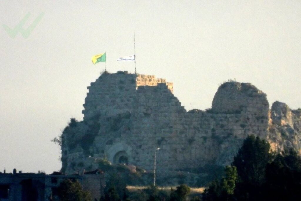 Vista aérea del castillo de Beaufort con bandera israelí ondeando en la fortaleza medieval