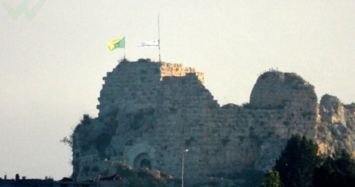 Vista aérea del castillo de Beaufort con bandera israelí ondeando en la fortaleza medieval