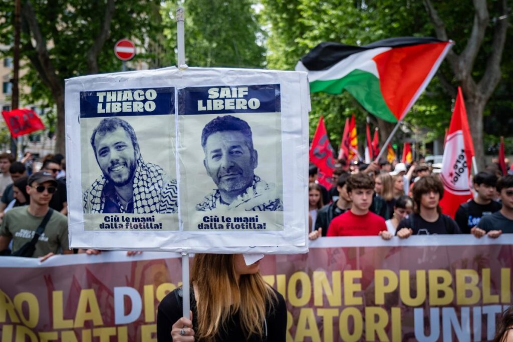 Activistas detenidos por la marina israelí durante intento de romper bloqueo naval a Gaza con barco de bandera europea