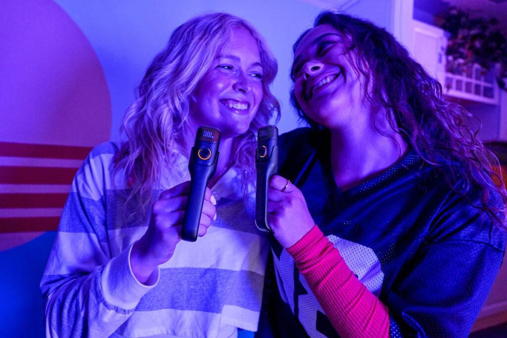 Micrófono JBL EasySing con luz azul analizando ondas de sonido para eliminar voces originales usando IA
