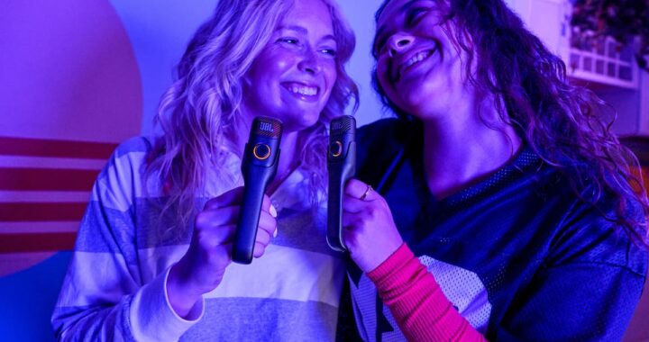 Micrófono JBL EasySing con luz azul analizando ondas de sonido para eliminar voces originales usando IA