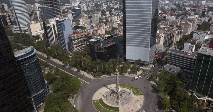 Mapa satelital de la CDMX con zonas rojas marcando hundimientos de 24 cm anuales según datos de NASA e ISRO