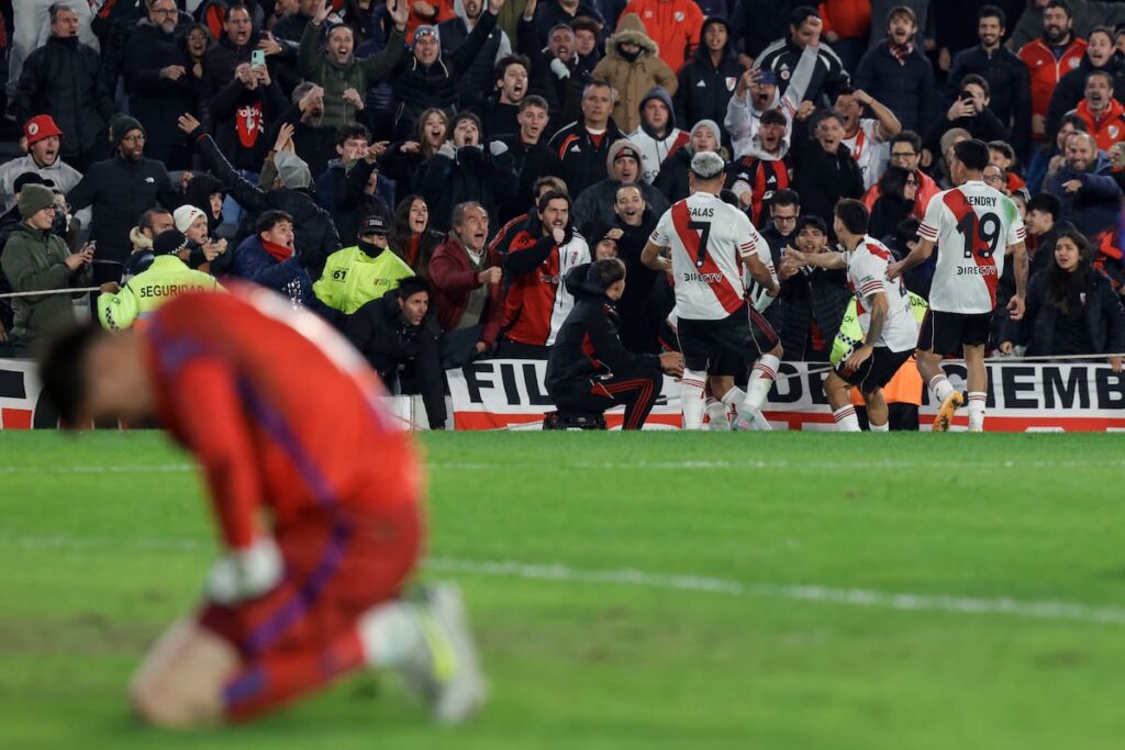 Juan Fernando Quintero celebra con el puño en alto tras el gol que salvó a River en 18 minutos de furia