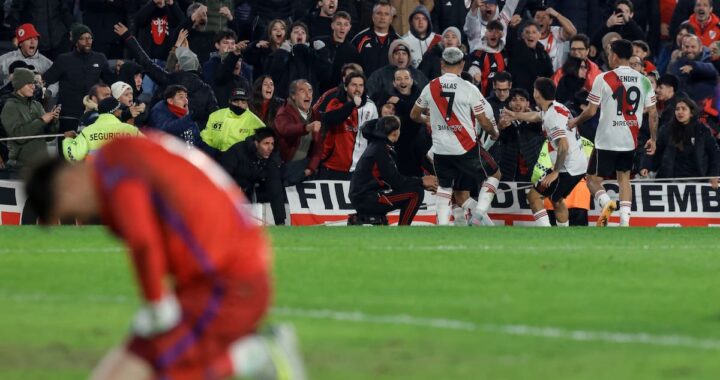 Juan Fernando Quintero celebra con el puño en alto tras el gol que salvó a River en 18 minutos de furia