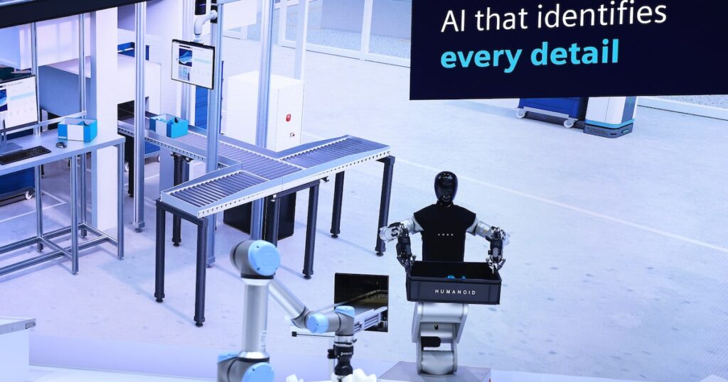Ingeniera analiza datos de sensores industriales en fábrica con IA física para optimizar producción