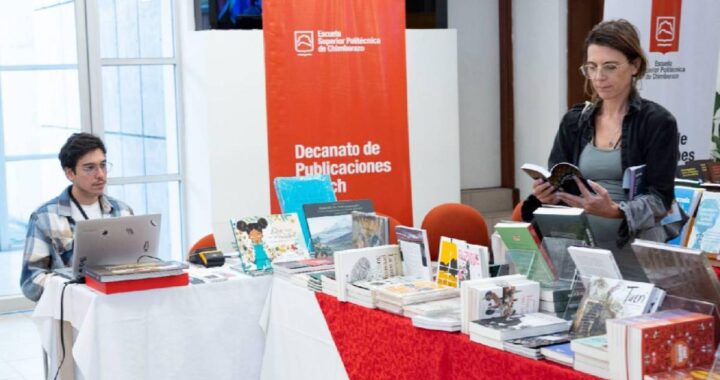 Stand de la Feria del Libro Académico de Quito 2024 con libros expuestos y visitantes explorando novedades editoriales