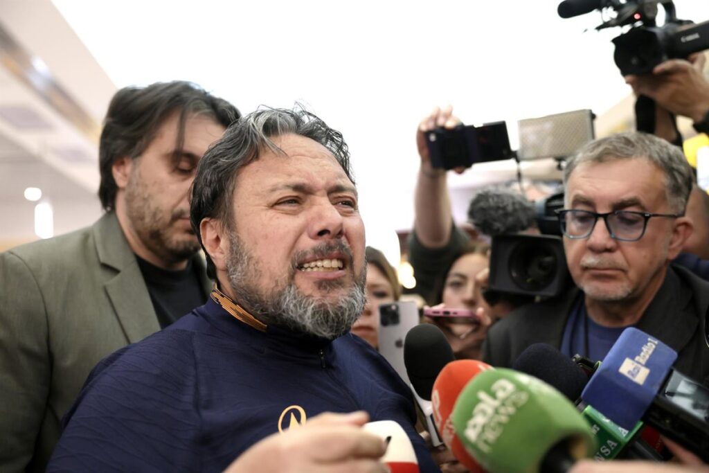 Bandera rusa ondeando frente a edificio del Ministerio de Exteriores con carteles de 'persona non grata' por espionaje