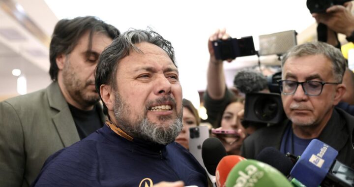 Bandera rusa ondeando frente a edificio del Ministerio de Exteriores con carteles de 'persona non grata' por espionaje