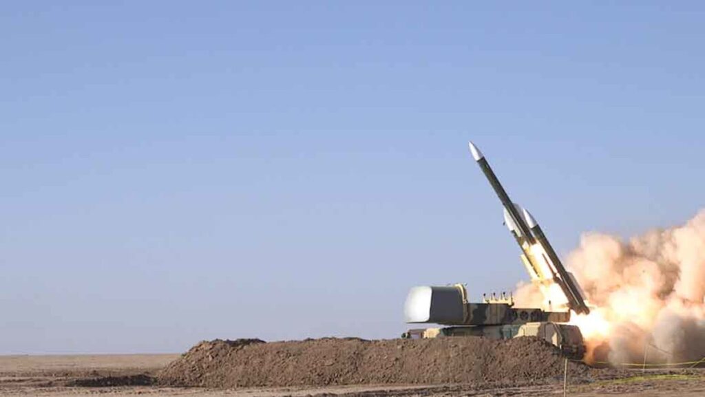 Tanques de la Guardia Revolucionaria iraní en posición de combate tras anuncios de 'respuesta inmediata' a EEUU