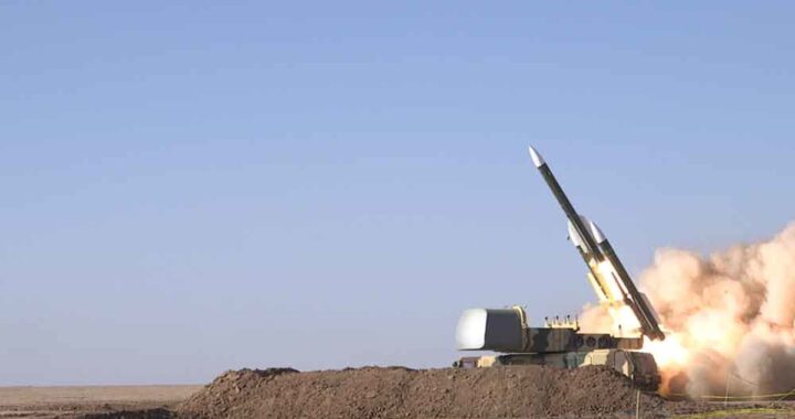 Tanques de la Guardia Revolucionaria iraní en posición de combate tras anuncios de 'respuesta inmediata' a EEUU