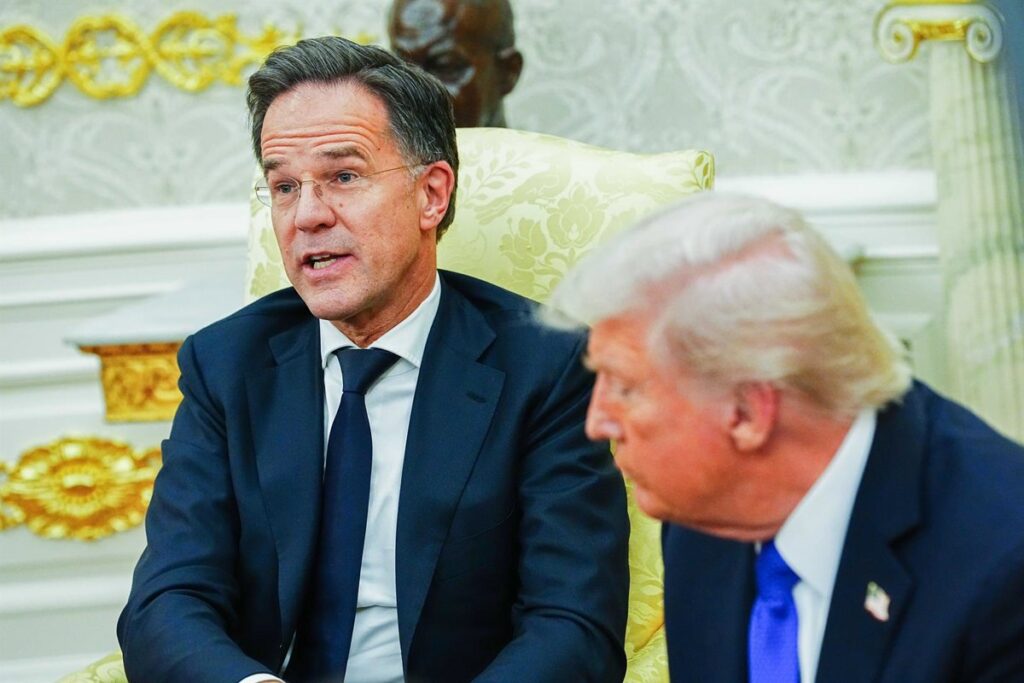 Soldados estadounidenses en la base de Ramstein, Alemania, con equipos militares y bandera de la OTAN al fondo