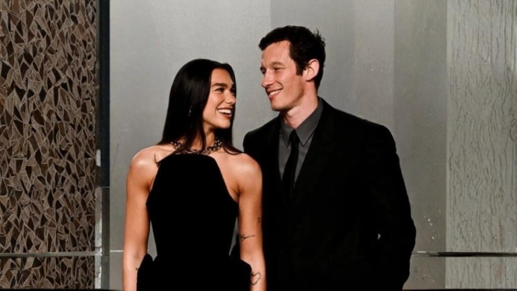 Dua Lipa y Callum Turner saliendo del Old Marylebone Town Hall con confeti y sonrisas tras su boda civil en Londres