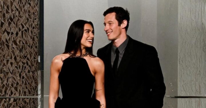 Dua Lipa y Callum Turner saliendo del Old Marylebone Town Hall con confeti y sonrisas tras su boda civil en Londres