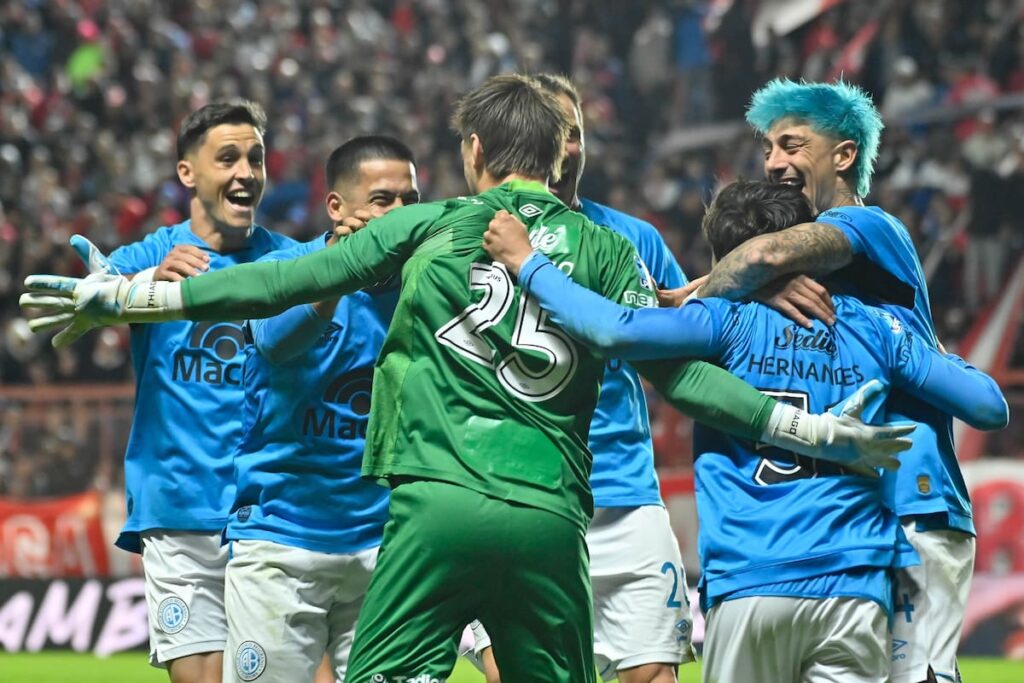 Jugadores de Belgrano celebran clasificación a la final contra River en el Kempes con hinchada de fondo