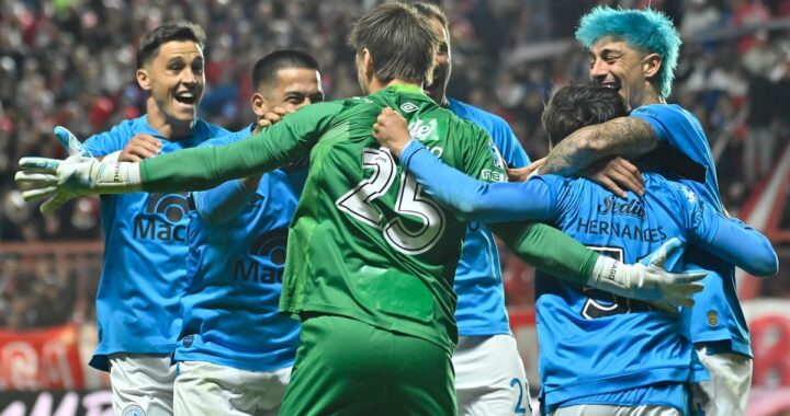 Jugadores de Belgrano celebran clasificación a la final contra River en el Kempes con hinchada de fondo