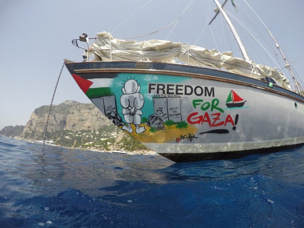 Activistas con vendajes y radiografías de fracturas tras torturas en custodia israelí en alta mar