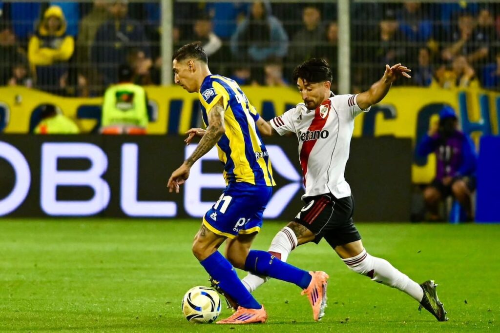 Ángel Di María con la copa de la Tabla Anual 2025, rodeado de críticas y banderas de Rosario Central en el Monumental