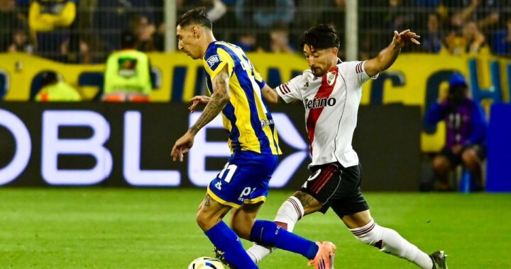 Ángel Di María con la copa de la Tabla Anual 2025, rodeado de críticas y banderas de Rosario Central en el Monumental