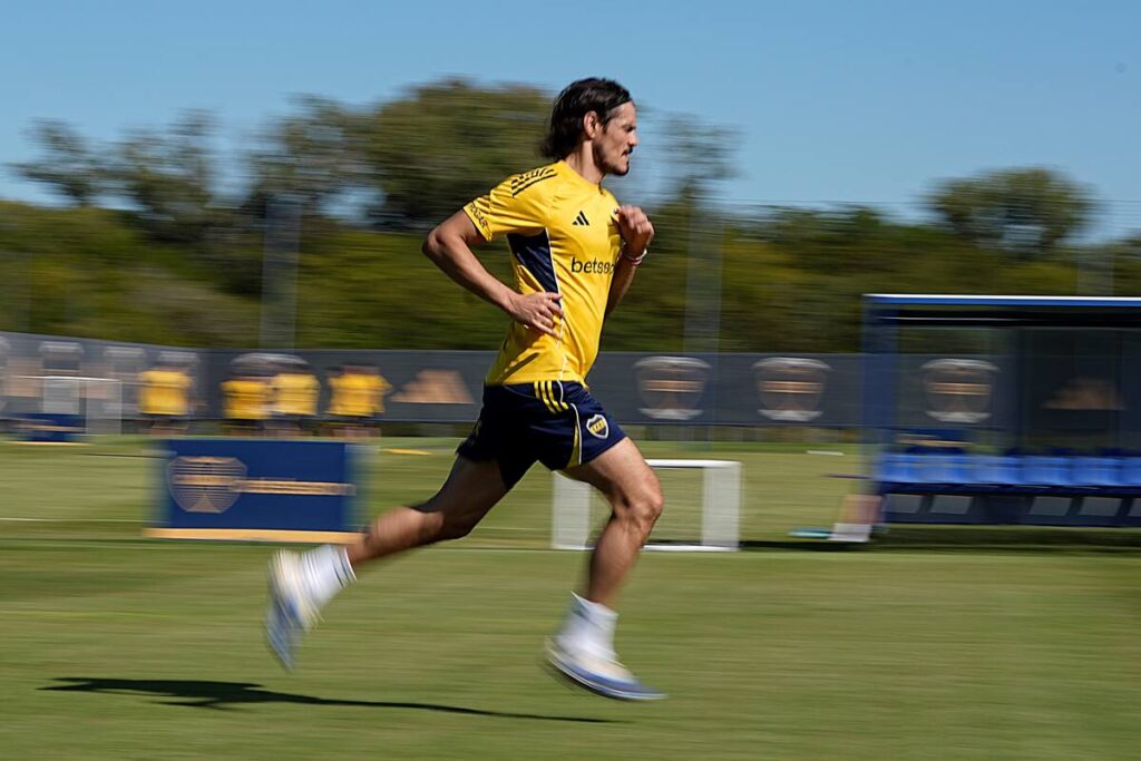 Edinson Cavani en entrenamiento con Boca, luchando contra el dolor para volver a la Libertadores antes de que su cuerpo diga basta