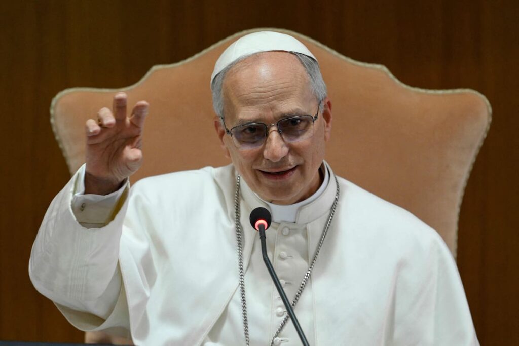 Papa León XIV firma la encíclica 'Magnifica Humanitas' sobre ética de la IA con expresión solemne y documentos sobre la mesa