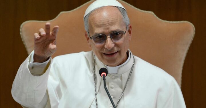 Papa León XIV firma la encíclica 'Magnifica Humanitas' sobre ética de la IA con expresión solemne y documentos sobre la mesa