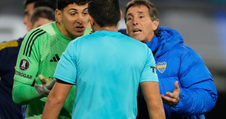 Árbitro revisa jugada polémica de mano en partido de fútbol con VAR, mostrando confusión en las reglas